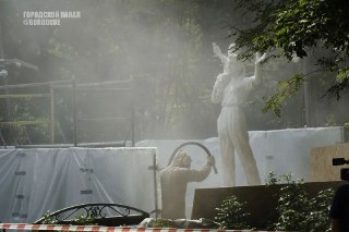 В Комсомольском парке обновляют статуи: ржавчина больше не проблема