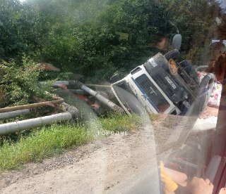 Грузовик перевернулся под Череповцом: повреждены трубопроводы